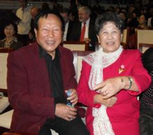 与好友合影留恋