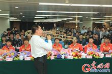 国家乒乓球队奥运冠军观看李冰川演奏